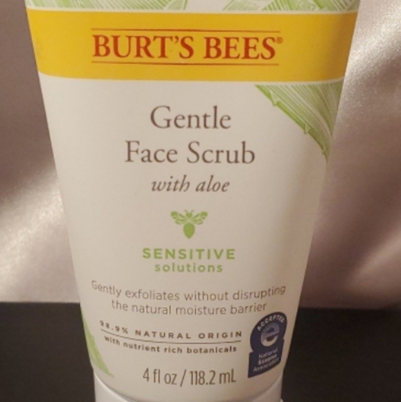 Burt's Bees Gentle Face Scrub with Aloe - Picture 4 of 4